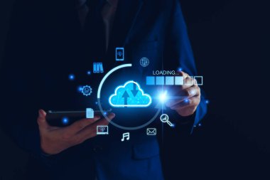 Bulut hesaplama kavramından veri indirme. Akıllı telefon ve bilgisayarı kullanarak iş bilgilerini, medya dosyalarını yükleyen adam. Bulut hesaplama teknolojisi, Internet 'te akıllı depolama