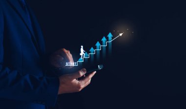 İş kurma. İş adamı iş hedefine dokunuyor. İş büyümesi, uzun vadeli yatırım, pazarlama analizi, ticaret, artan kâr. Başarı stratejisine başlayın. dijital planlama teknolojisi.