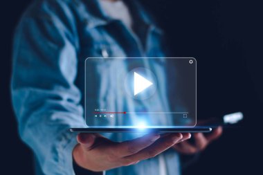 çevrimiçi yayın videosunu izle. İnternet 'te video içeriğini arayan adam, çevrimiçi eğlence yayını, çevrimiçi öğrenme, video ve konser izlemek, müzik, şov veya çevrimiçi dersler dinlemek için arıyor.