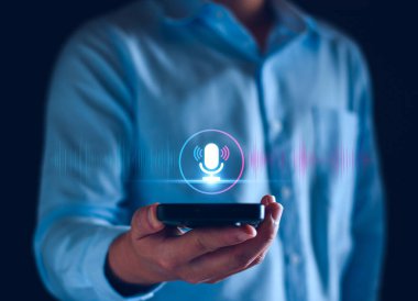 Ses kaydı. Adam akıllı telefonda mikrofon ikonuna dokunuyor. Mobil uygulama Kayıt ses, ses, müzik, sesli mesaj. İnternet 'te bilgi aramak için sesini kullanarak yapay zekayı yönlendir.