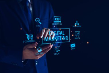 Dijital pazarlama internet reklamcılığı ve satışlar iş teknolojisi kavramını artırıyor. İş adamı erişimi çevrimiçi pazarlama, ticaret, E ticaret, İş çevrimiçi, küresel pazarlama çevrimiçi ağı.