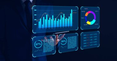 Performansı analiz etmek ve sanal ekranda işletim yönetimi için içgörü raporları ve stratejik kararlar oluşturmak için çizelgeler, ölçüler ve KPI ile iş analizcileri üzerinde çalışan veri analisti.