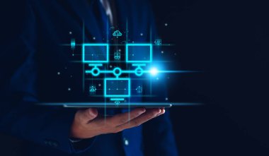 Akıllı veri değişim teknolojisi, veri transferi, Cloud ağı internet sunucusuna bağlanıyor. Çevrimiçi veri saklama ve siber güvenlik. Bulut senkron teknolojisi. Bulut hesaplama internet ağı