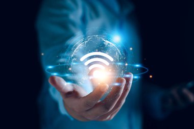 Wifi internet erişim kavramı. Akıllı telefon bağlantısı, sosyal ağ, iş bağlantısı, internet üzerinden internet üzerinden internet alışverişi yapan bir adam. Hızlı internet Wi-Fi paylaşımı. 