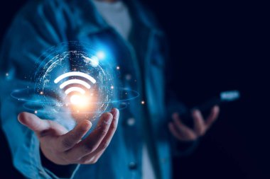 Wifi internet erişim kavramı. Akıllı telefon bağlantısı, sosyal ağ, iş bağlantısı, internet üzerinden internet üzerinden internet alışverişi yapan bir adam. Hızlı internet Wi-Fi paylaşımı. 