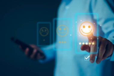 Müşteri hizmetleri ve memnuniyet, iş adamı geribildirim veriyor. Beş yıldız Pozitif Eleştiri. Müşteri memnuniyeti anketleri, iyi, beş yıldız, en iyi ürün ve hizmet. Mükemmellik garantisi.