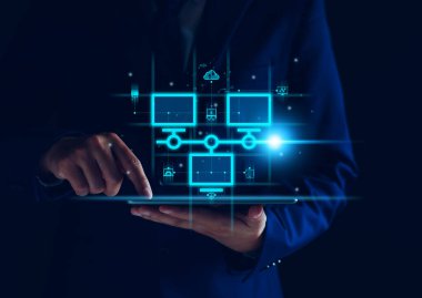 Akıllı veri değişim teknolojisi, veri transferi, Cloud ağı internet sunucusuna bağlanıyor. Çevrimiçi veri saklama ve siber güvenlik. Bulut senkron teknolojisi. Bulut hesaplama internet ağı