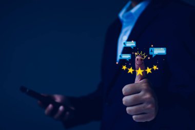 Müşteri hizmetleri ve memnuniyet, iş adamı geribildirim veriyor. Beş yıldız Pozitif Eleştiri. Müşteri memnuniyeti anketleri, iyi, beş yıldız, en iyi ürün ve hizmet. Mükemmellik garantisi.