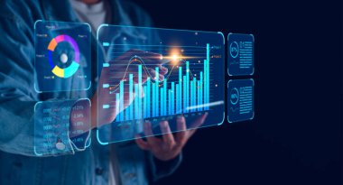 KPI anahtar performans göstergesi iş teknolojisi kavramı. İşletme yöneticileri planlanan hedeflere karşı başarıyı ölçmek ve iş süreci verimliliğini artırmak için iş haberleri metriklerini kullanıyorlar.