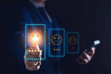 Müşteri hizmetleri ve memnuniyet, iş adamı geribildirim veriyor. Beş yıldız Pozitif Eleştiri. Müşteri memnuniyeti anketleri, iyi, beş yıldız, en iyi ürün ve hizmet. Mükemmellik garantisi.