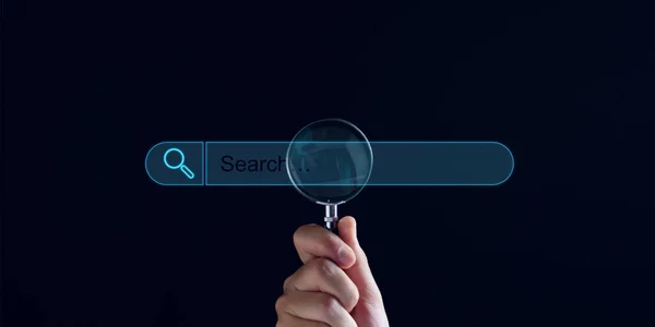 Technologia Wyszukiwania Danych Optymalizacja Silnika Biznesmen Dotknąć Ikonę Wyszukiwania Informacji — Zdjęcie stockowe