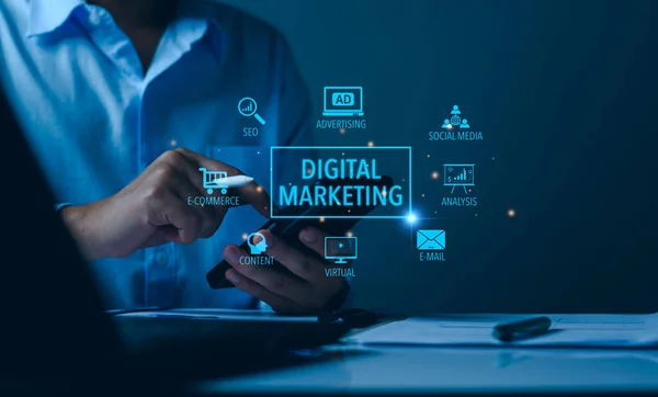 デジタルマーケティングのインターネット広告と販売は ビジネス技術のコンセプトを高めます ビジネスマンがオンラインマーケティング ビジネス Eコマース オンラインビジネス グローバルマーケティングオンラインネットワークにアクセス — ストック写真
