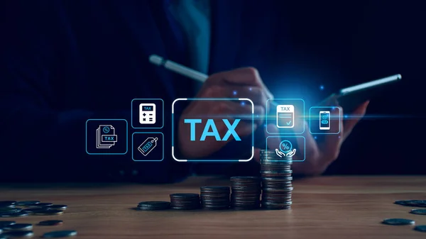 Koncepcja Planowania Odliczeń Podatkowych Biznesmen Obliczający Bilans Biznesowy Przygotowuje Obniżkę — Zdjęcie stockowe