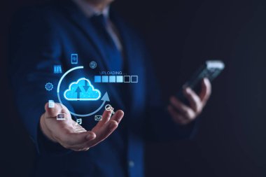 Sanal ekranda bulut hesaplama diyagramı gösteriliyor. Bulut senkron teknolojisi. Veri deposu. Ağ hizmeti konsepti, Büyük Veri, yükleme, indirme, veritabanı, bilgi sistemi yönetim teknolojisi