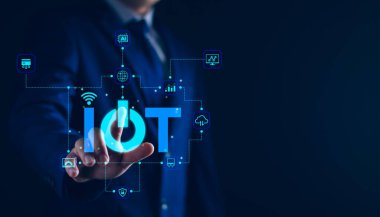 Akıllı iş IOT, internet konsepti. Sanal ekranda IOT simgesine dokunan işadamı, yapay zekaya, iş analizlerine, internet yatırımlarına erişmek için bağlı internet ağı.