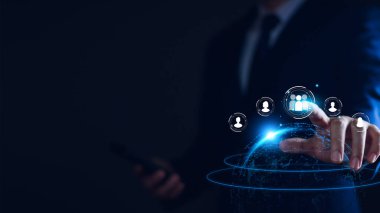 Müşteri İlişkileri Yönetimi. Küresel yapı müşteri ağı teknolojisini araştıran işadamı, veri alışverişinde bulundu. Müşteri çevrimiçi servisi, sosyal medya. online dijital pazarlama