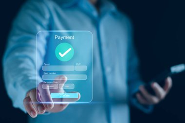 Dijital online ödeme konsepti. Cep telefonu kullanan iş adamları, online ödeme, bankacılık, online alışveriş. Teknoloji çevrimiçi bankacılık uygulamaları internet ağı üzerinden. mali aktarım.