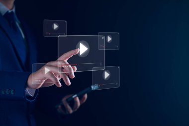 çevrimiçi yayın videosunu izle. İnternet 'te video içeriğini arayan adam, çevrimiçi eğlence yayını, çevrimiçi öğrenme, video ve konser izlemek, müzik, şov veya çevrimiçi dersler dinlemek için arıyor.