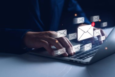 İş e-posta iletişimi ve dijital pazarlama için yeni e-posta bildirim kavramı. Gelen kutusu elektronik mesaj uyarısı alıyor. İş adamları sanal ekranda e-postaya dokunur. internet teknolojisi.