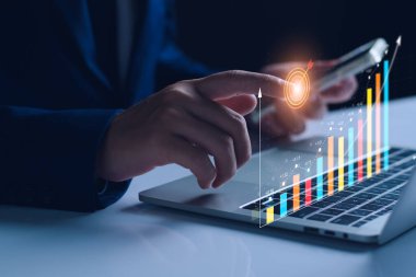 İş analizi, şirket kârı. İş adamı kar tablosu trendlerini analiz ediyor, yatırım planları yapıyor, hisse senedi ticareti yapıyor, ekonomik eğilimler belirliyor, gelecekteki hedefleri belirliyor. Yatırım risklerini analiz et.