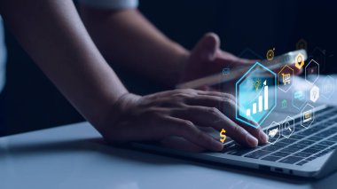 Dijital çevrimiçi pazarlama satış konsepti. Ürün veya hizmetlerin dijital kanallar aracılığıyla tanıtımı arama motoru, sosyal medya, e-posta, web sitesi reklamcılığı, Dijital Pazarlama Stratejisi ve Hedefleri