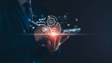 Yapay zeka teknolojisi, yapay zeka. Teknoloji ürünü akıllı robot yapay zeka kullanan bir adam, komut girerek bir şey üretiyor, fütüristik teknoloji dönüşümü. Al ile sohbet et.