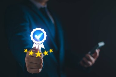 Kalite Güvencesi Konsepti. İş adamları yüksek kalite güvence, iyi hizmet, prim, dijital imza, prim servis güvencesi, mükemmeliyet hizmeti, yüksek kalite, mükemmellik garantisi gösterirler.