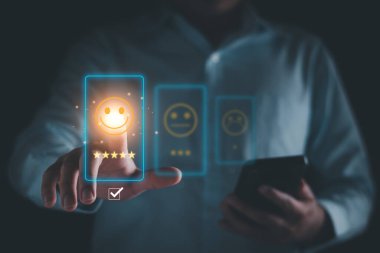 Müşteri memnuniyeti ve müşteri değerlendirmesi konsepti. Müşteri memnuniyeti 5 yıldız, mutlu deneyim geri bildirimi, memnuniyet anketi, anket, mükemmel kalite hizmet garantisi.