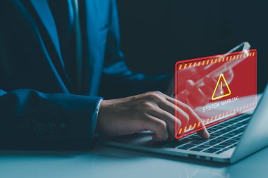 Dolandırıcılık alarmı, yazılım uyarısı dolandırıcılığı, siber güvenlik. Bilgisayar ağına, virüse, casus yazılıma, kötü niyetli yazılıma ve siber suça karşı sanal saldırı tespit edildi. Bilgiyi koru