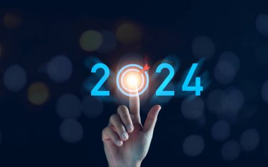 2024 yeni yıl hedefi konsepti. Yeni yıla hazırlanmak için hedef 2023 'ten 2024' e kadar olan el dokunma hedefi ikonu, yeni yıla başla. Planlama, fırsat, meydan okuma, iş stratejisi. Gelecek Yıl 2024 için yeni hedef.