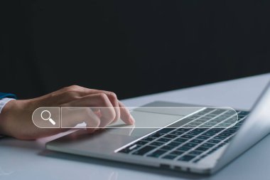 Arama motoru optimizasyonu, SEO teknoloji konsepti. İnsanlar bilgisayar kullanarak iş araştırması yapıyor, internet sitesinden bilgi alıyorlar. İnternet sitesindeki sanal ekran arama çubuğu. Geleceğin teknoloji arama motoru