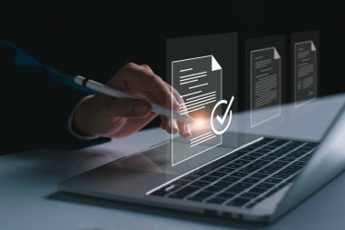 Elektronik belge imzası konsepti. Belge yöneticisi dizüstü bilgisayar, online belge, kağıtsız işyeri, dijital elektronik imza iş anlaşması imzaladı. Sanal ekran