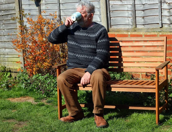 Anciano Anciano Sentado Banco Jardín Relajándose Bebiendo Una Taza Café —  Fotos de Stock