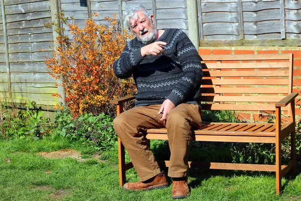 Пожилой Пожилой Человек Сидящий Скамейке Парке Разгневанные Указывающие — стоковое фото