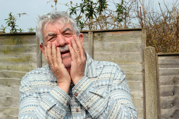 Anciano Anciano Que Parece Preocupado Sorprendido Manteniendo Sus Manos Cara —  Fotos de Stock
