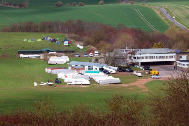 Dunstable planör kulübü, Bedfordshire, Birleşik Krallık. Dunstable Downs 'un eteklerinde bir planör kulübü. 2 Nisan 2023 'te çekildi.. 