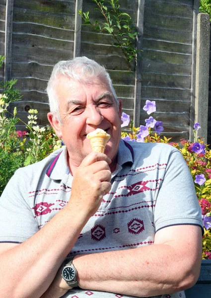 Літній Або Старший Чоловік Сидить Своєму Саду Щасливо Їсть Морозиво — стокове фото