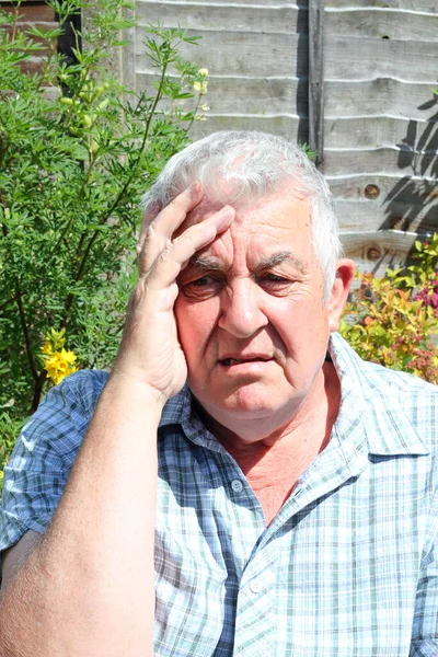 Endişeli Kafası Karışmış Yaşlı Kıdemli Bir Adamın Yüzü Üzgün Endişeli — Stok fotoğraf