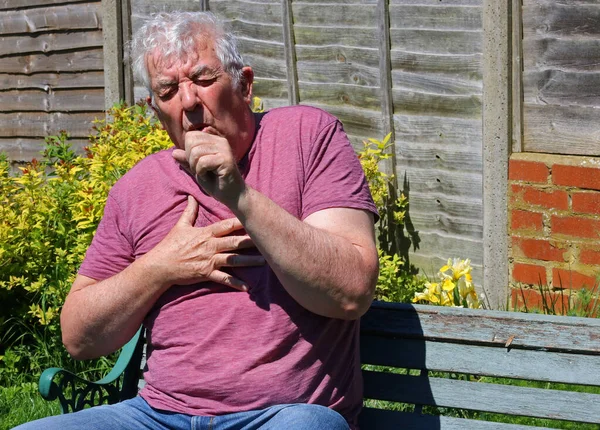 Старший Пожилой Человек Сильным Кашлем Бронхит Инфекция Трудно Дышать — стоковое фото