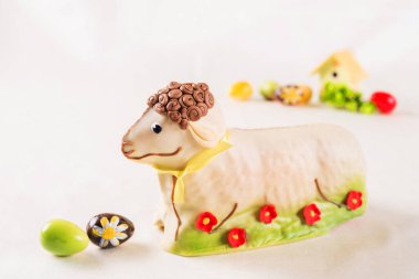 Paska kurabiyeleri, çikolatalı koyunlar.