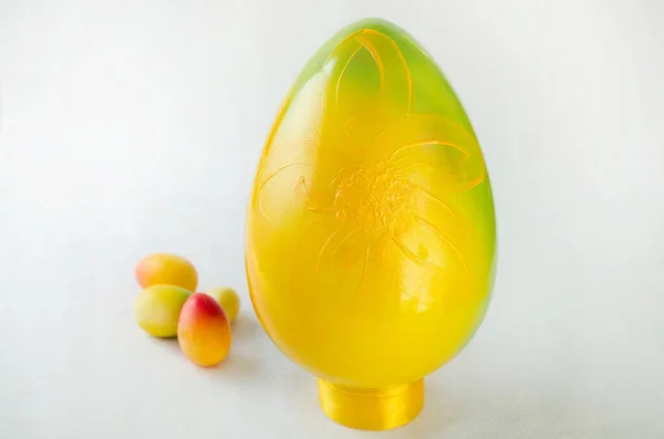 Beyaz arka planda çok büyük bir Paskalya yumurtası.