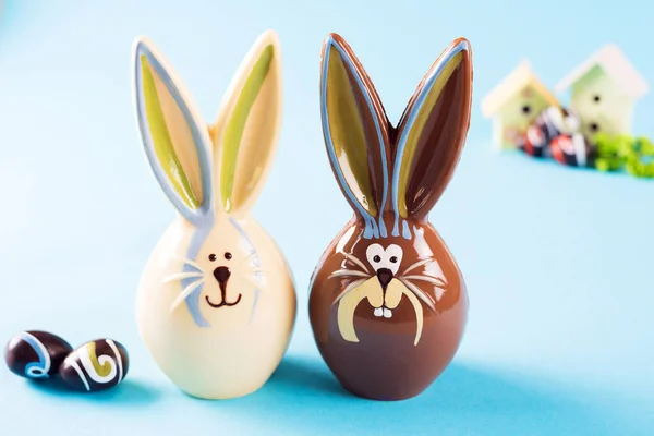 Mavi arka planda çikolatalı paskalya tavşanları