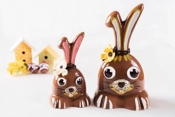 Bej arka planda çikolatalı Paskalya tavşanları