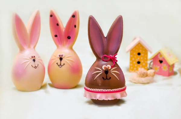 Hafif arka planda, etekli, paskalya tavşanları, iki ev.