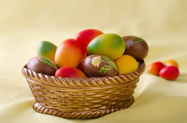 Çikolatalı yumurta ve çikolata sepeti.