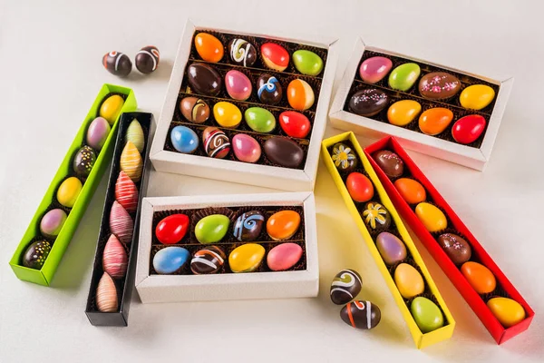 Kutularda lezzetli çikolata yumurtaları.