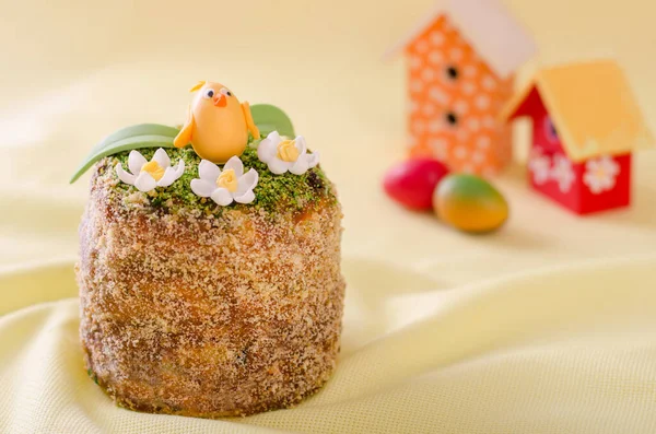 Tavuklu Paskalya keki ve Paskalya evleri.