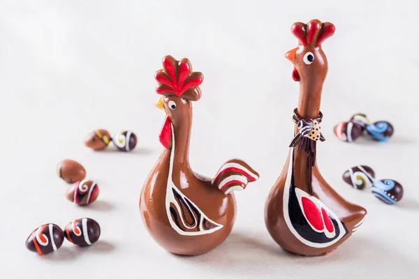 Çikolata yumurtalı beyaz tabakta çikolatalı horozlar.