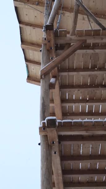 Grube Powolne Opady Śniegu Przed Silną Drewnianą Konstrukcją Białym Tłem — Wideo stockowe
