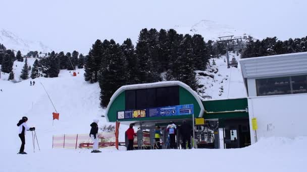 Obergurgl Tyrolen Österrike Januari 2023 Skidåkare Och Snowboardåkare Köar För — Stockvideo